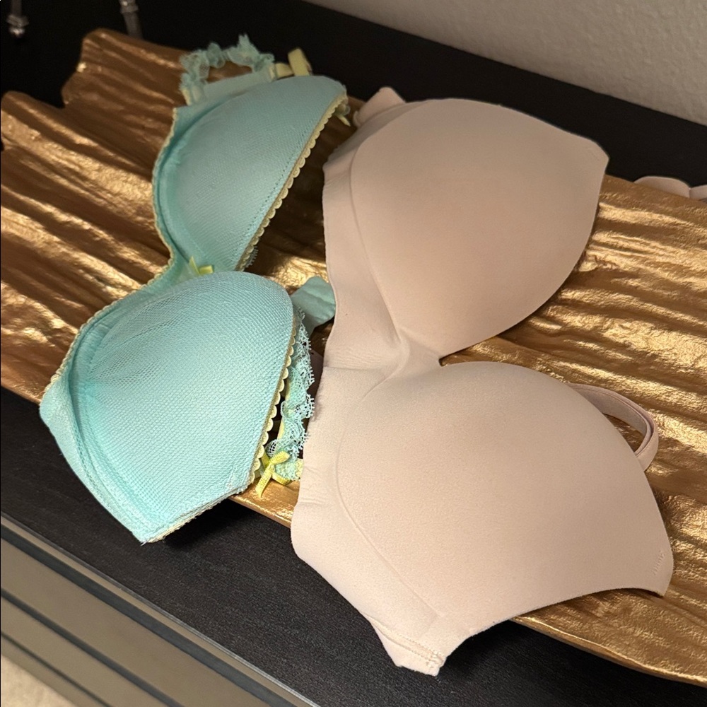 Victoria Secret’s 32B set of 2 bras